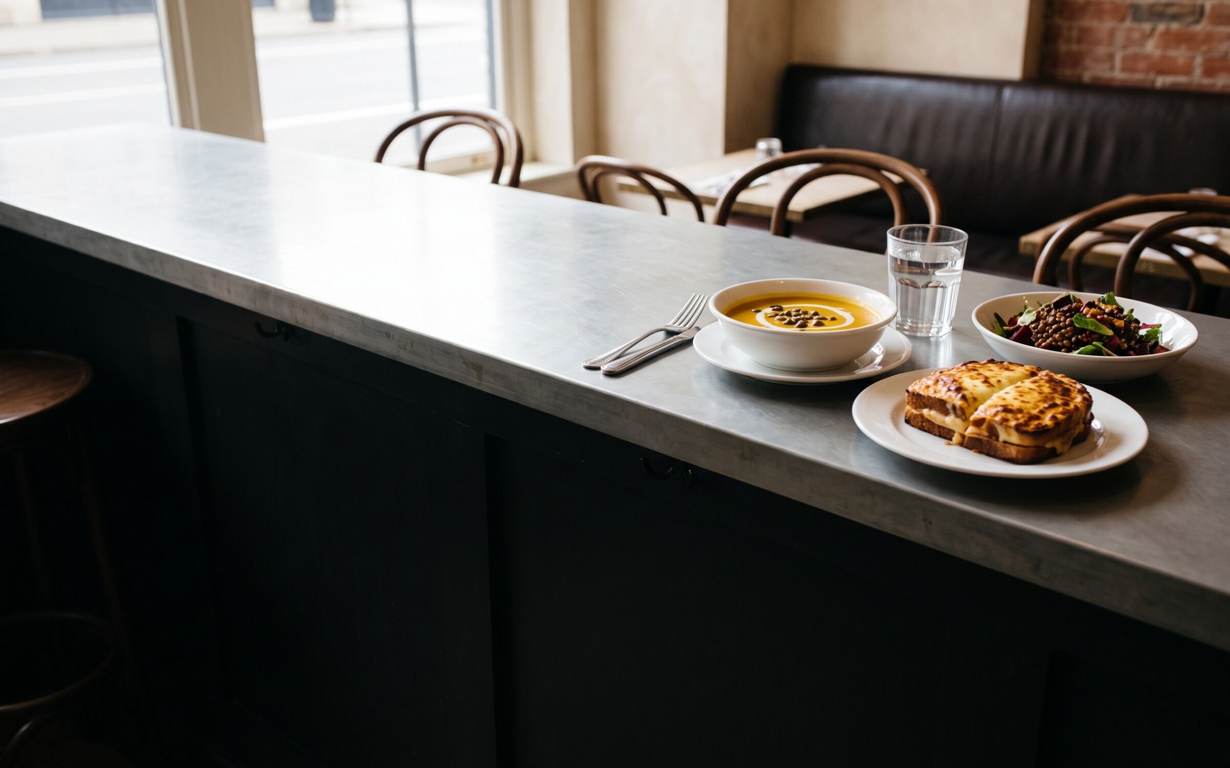 The counter at the middle of service, dishes of the hour on the zinc